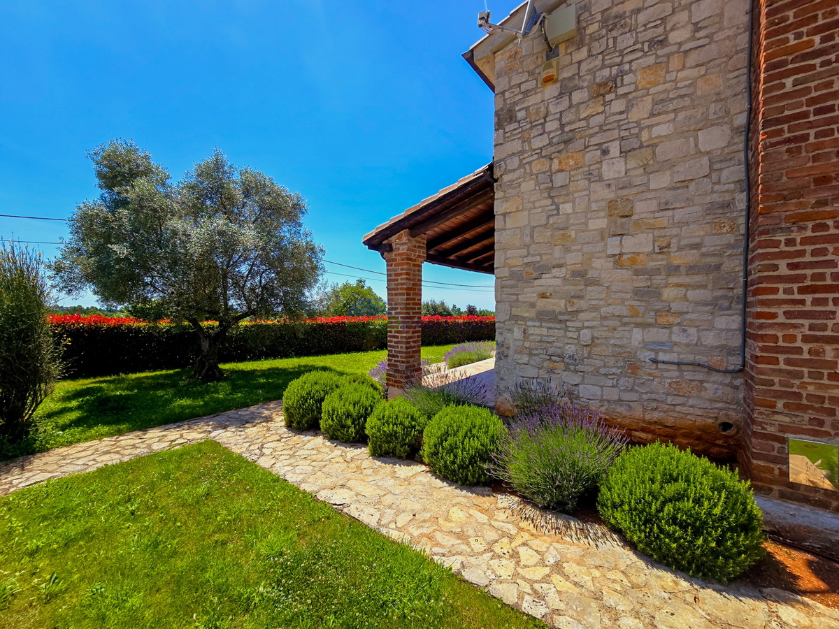 Zona Parenzo, casa in pietra con piscina e vista mare