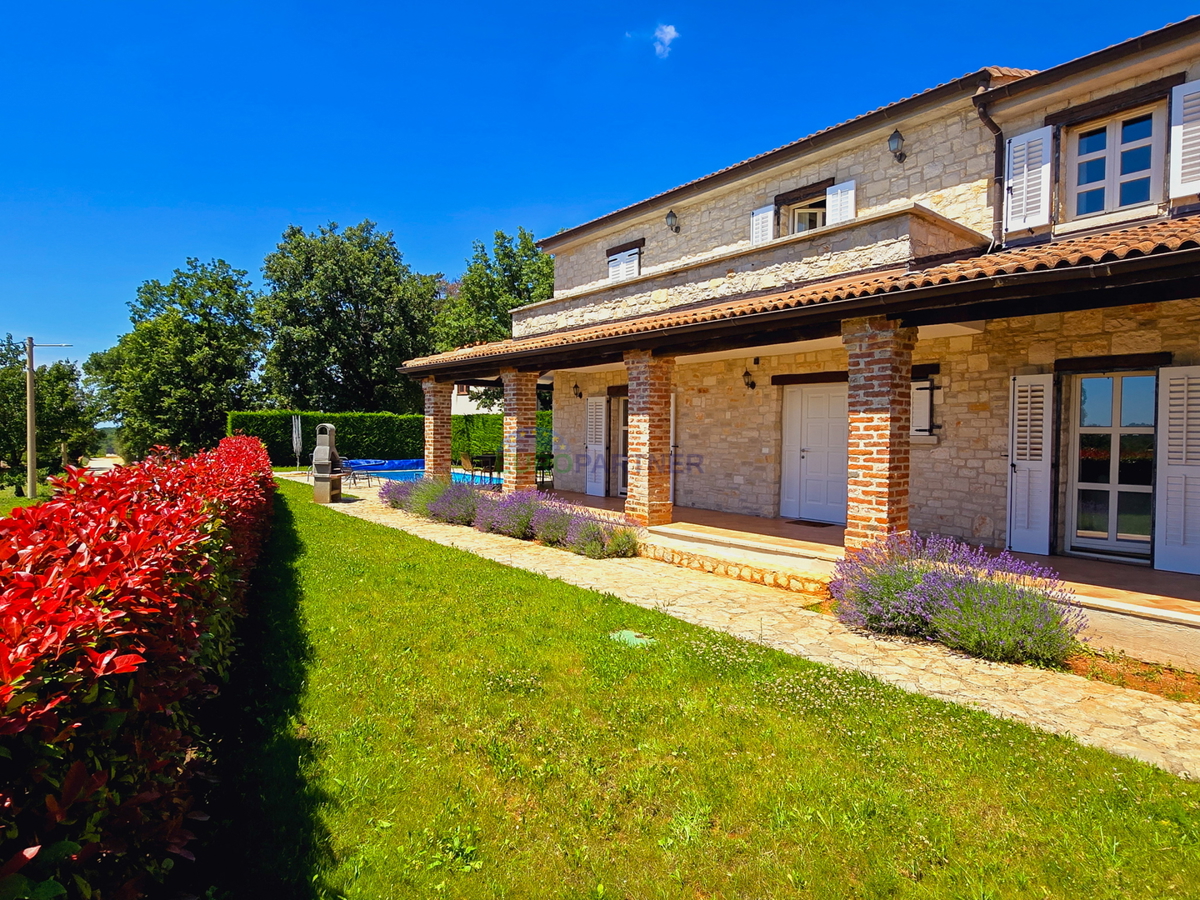 Zona Parenzo, casa in pietra con piscina e vista mare