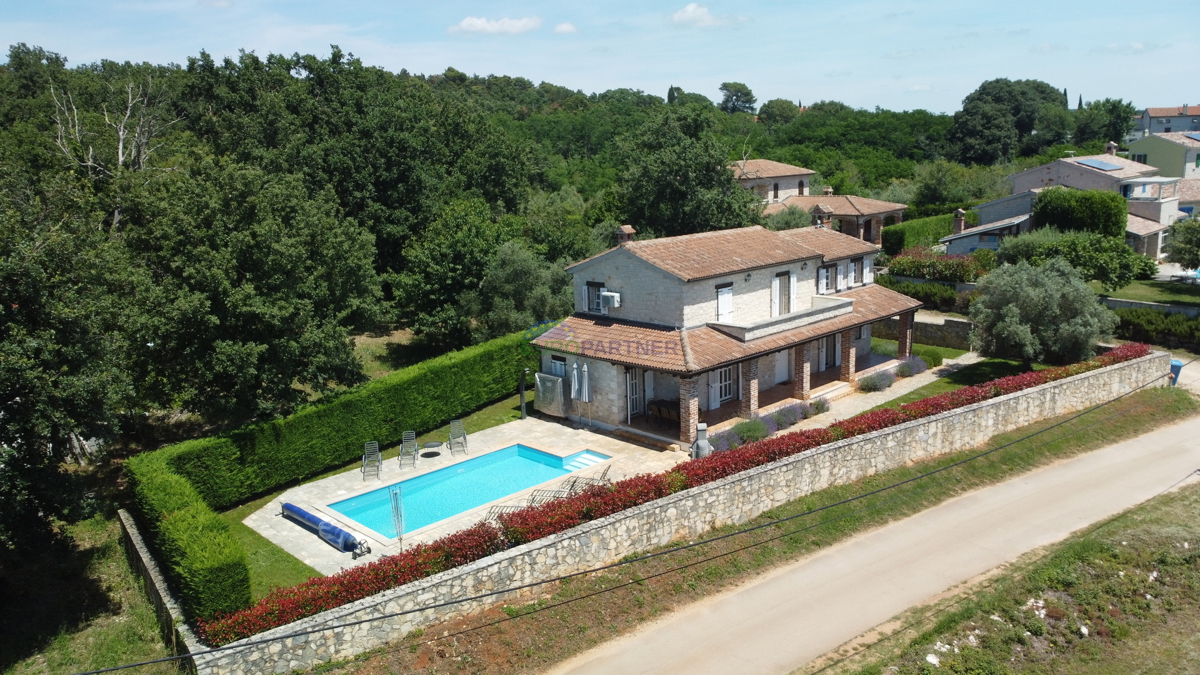 Zona Parenzo, casa in pietra con piscina e vista mare