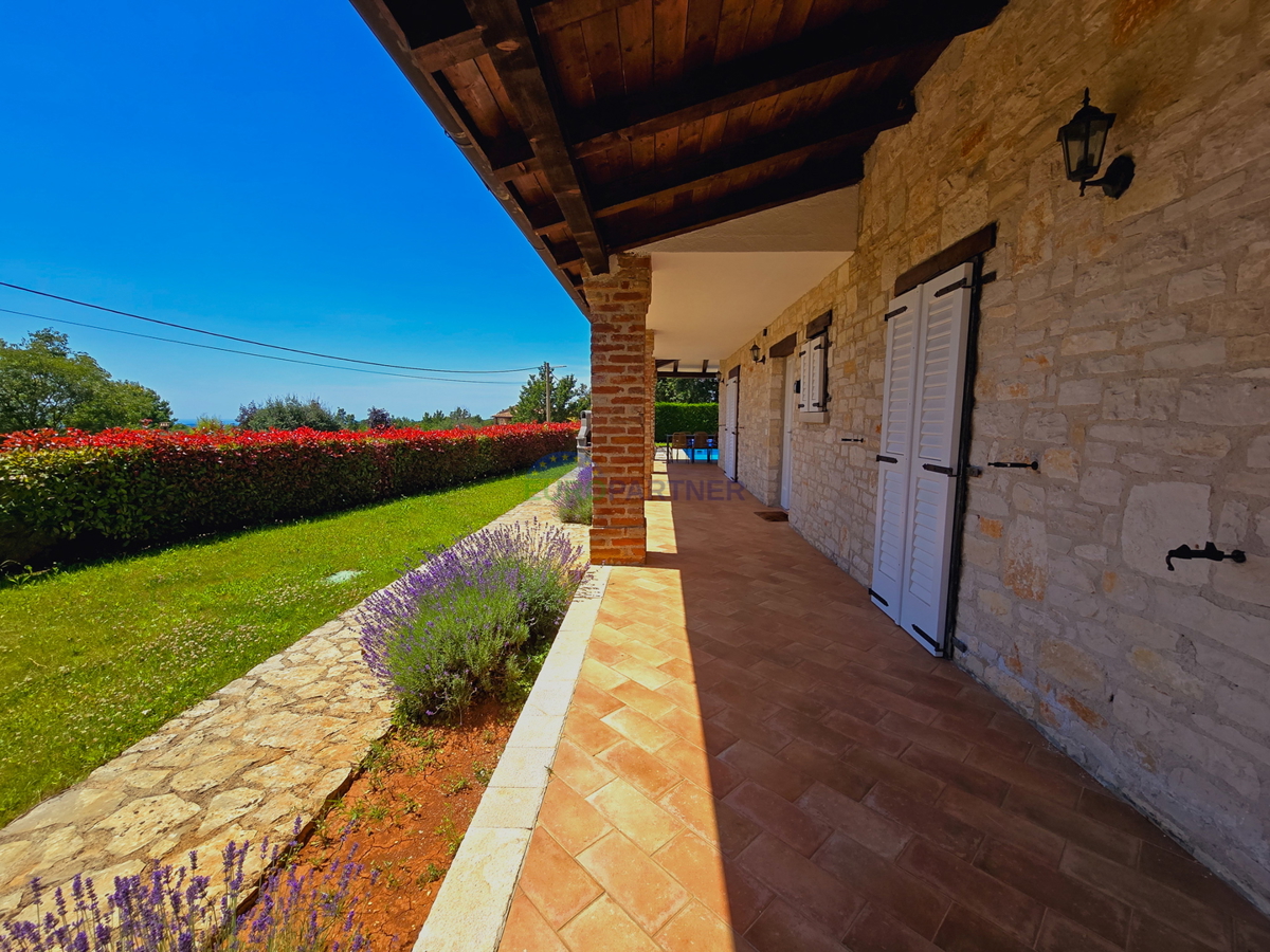 Zona Parenzo, casa in pietra con piscina e vista mare