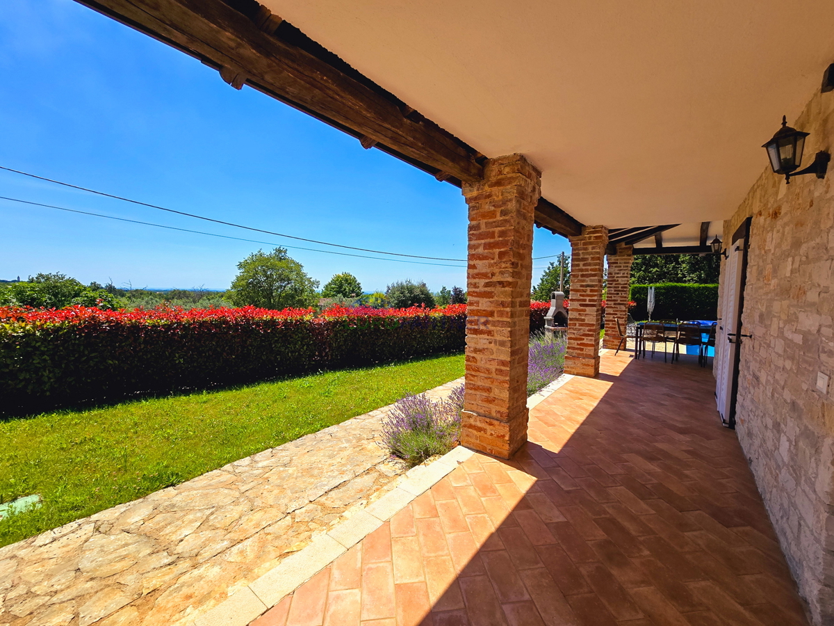 Zona Parenzo, casa in pietra con piscina e vista mare