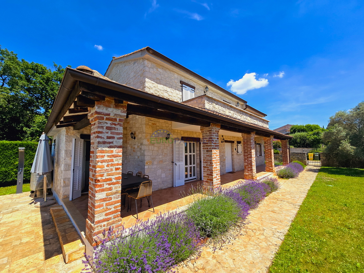 Zona Parenzo, casa in pietra con piscina e vista mare