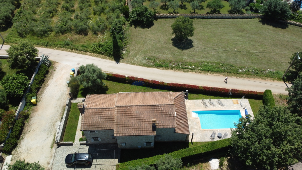 Zona Parenzo, casa in pietra con piscina e vista mare