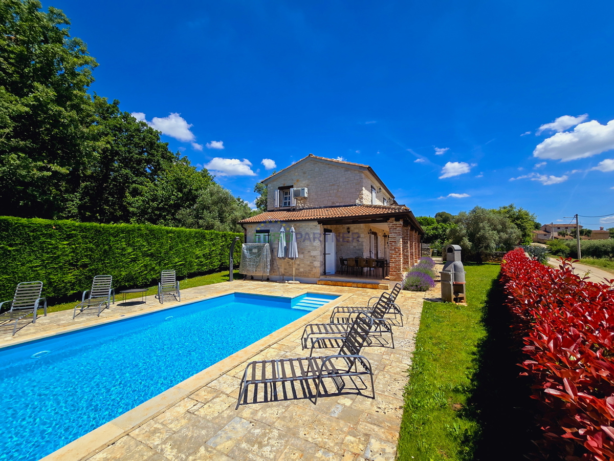 Zona Parenzo, casa in pietra con piscina e vista mare