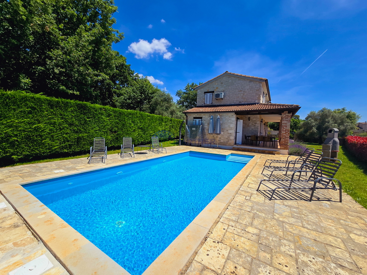 Zona Parenzo, casa in pietra con piscina e vista mare