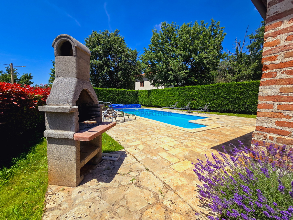 Zona Parenzo, casa in pietra con piscina e vista mare