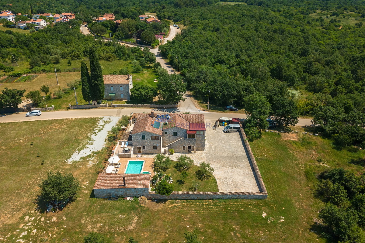 Istria, Tar, edificio commerciale e residenziale in ottima posizione