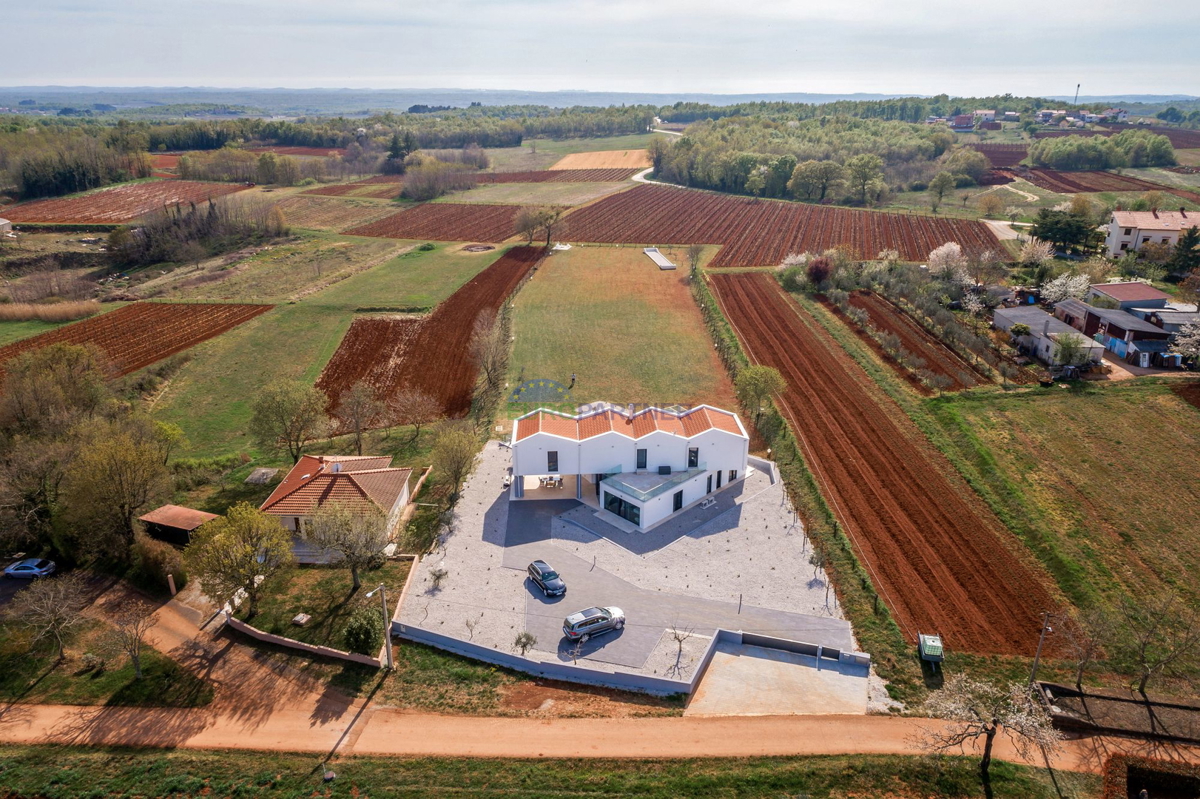 Lussuosa villa con 6000m2 di giardino, nei dintorni di Poreč.