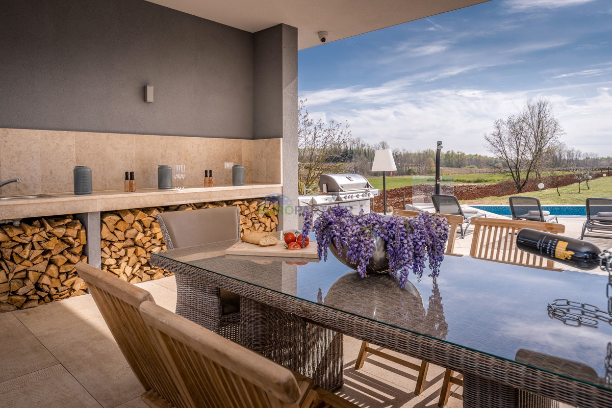 Lussuosa villa con 6000m2 di giardino, nei dintorni di Poreč.