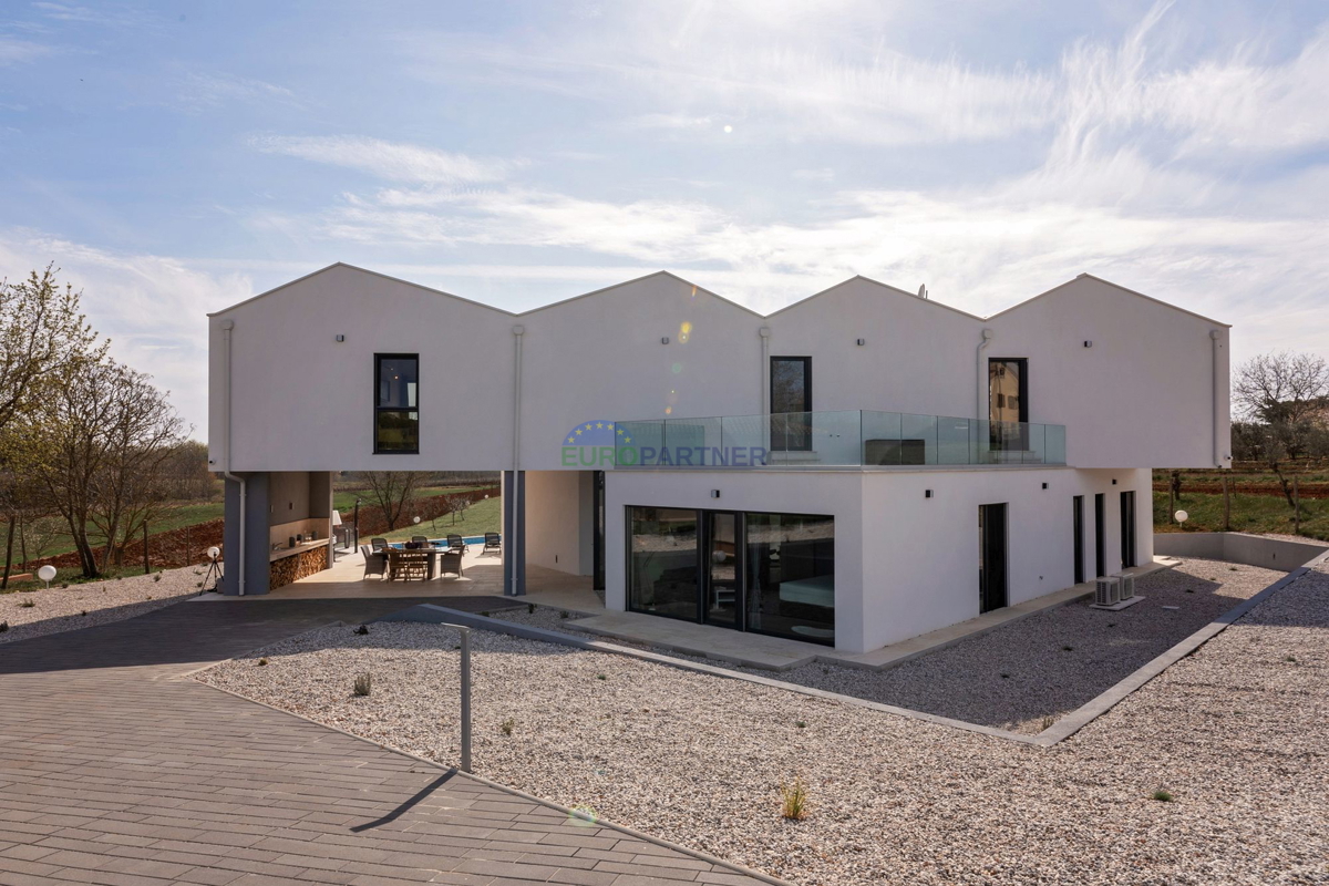 Lussuosa villa con 6000m2 di giardino, nei dintorni di Poreč.