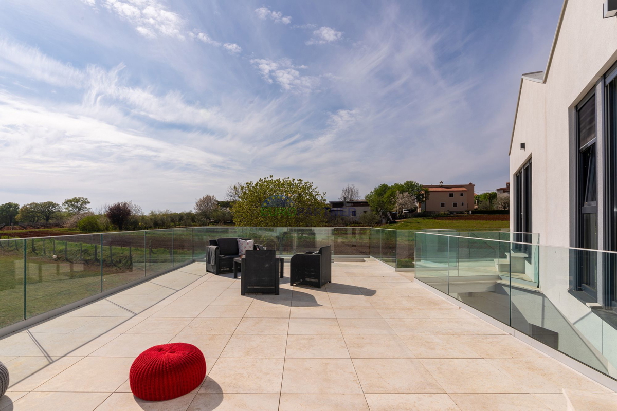 Lussuosa villa con 6000m2 di giardino, nei dintorni di Poreč.