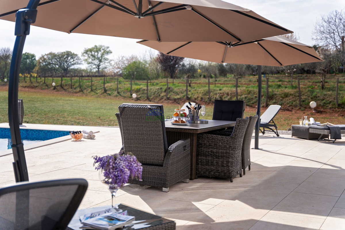 Lussuosa villa con 6000m2 di giardino, nei dintorni di Poreč.