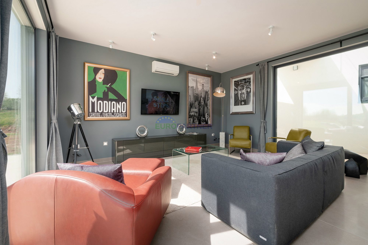 Lussuosa villa con 6000m2 di giardino, nei dintorni di Poreč.