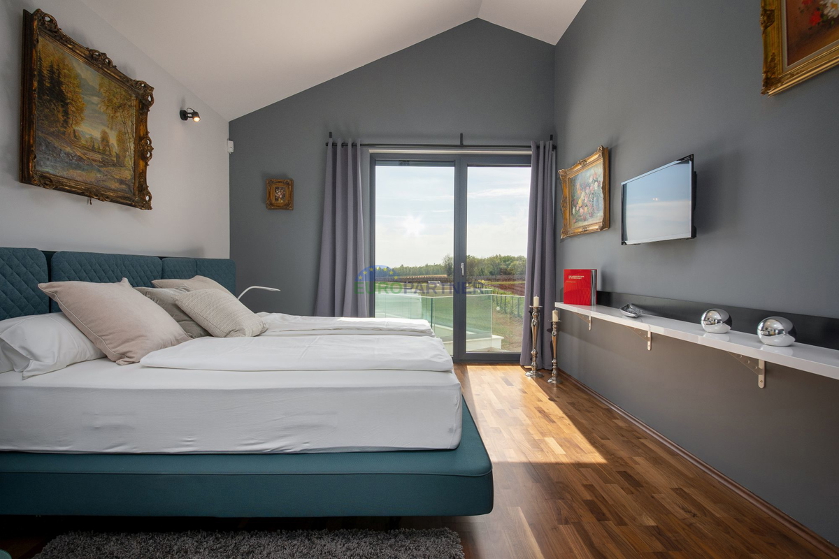 Lussuosa villa con 6000m2 di giardino, nei dintorni di Poreč.