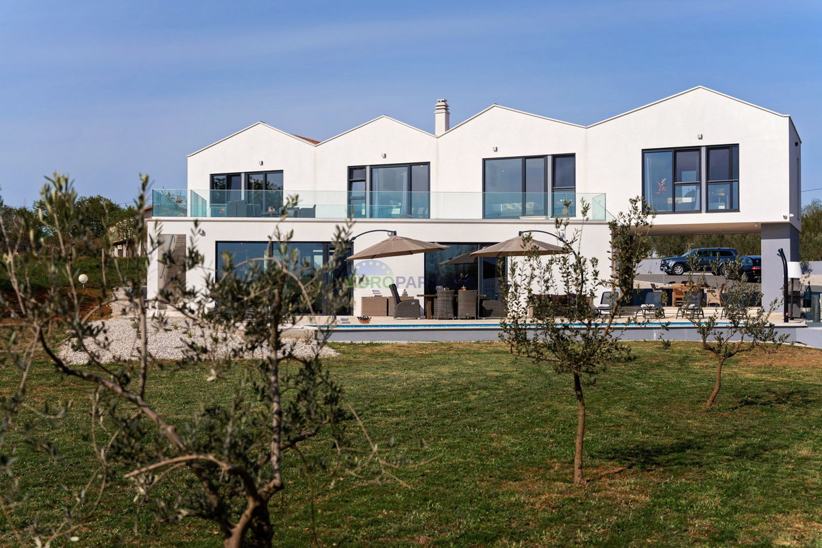 Lussuosa villa con 6000m2 di giardino, nei dintorni di Poreč.