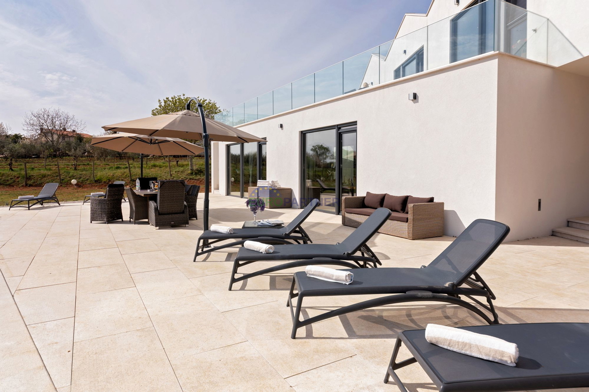 Lussuosa villa con 6000m2 di giardino, nei dintorni di Poreč.