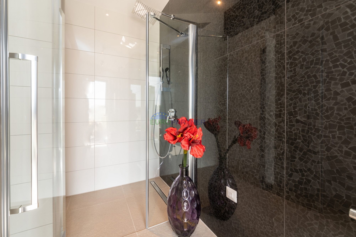 Lussuosa villa con 6000m2 di giardino, nei dintorni di Poreč.