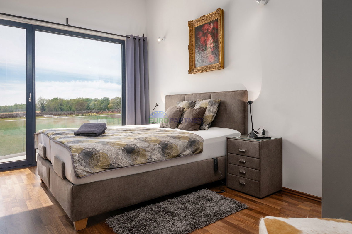 Lussuosa villa con 6000m2 di giardino, nei dintorni di Poreč.