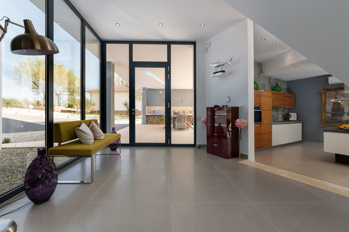 Lussuosa villa con 6000m2 di giardino, nei dintorni di Poreč.