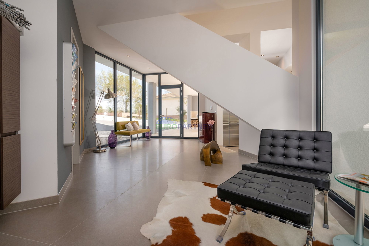 Lussuosa villa con 6000m2 di giardino, nei dintorni di Poreč.