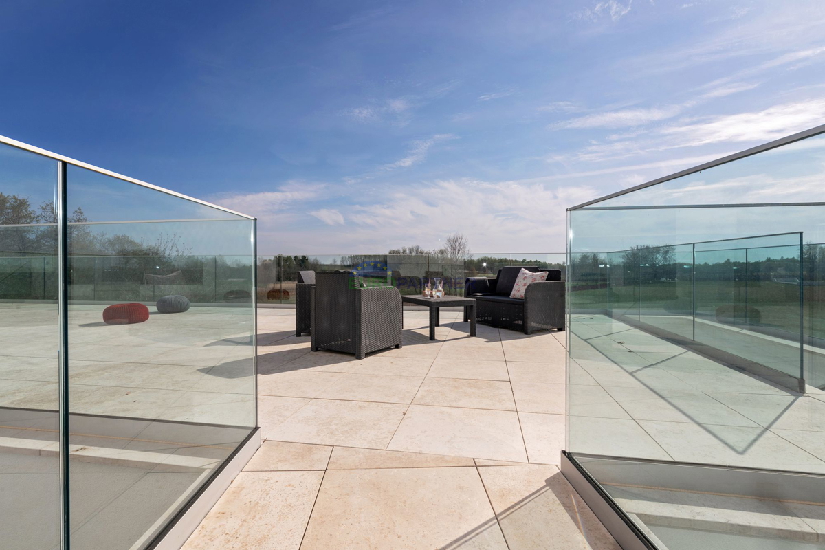 Lussuosa villa con 6000m2 di giardino, nei dintorni di Poreč.