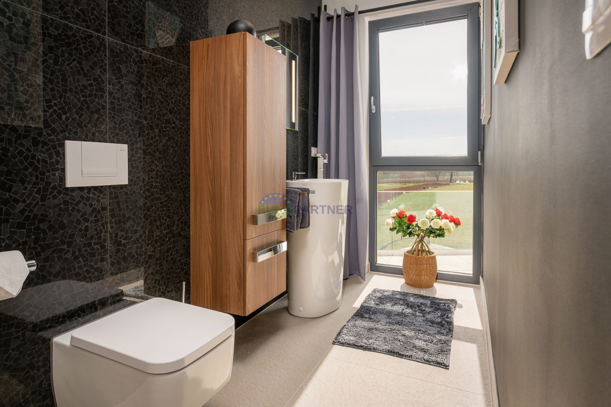 Lussuosa villa con 6000m2 di giardino, nei dintorni di Poreč.