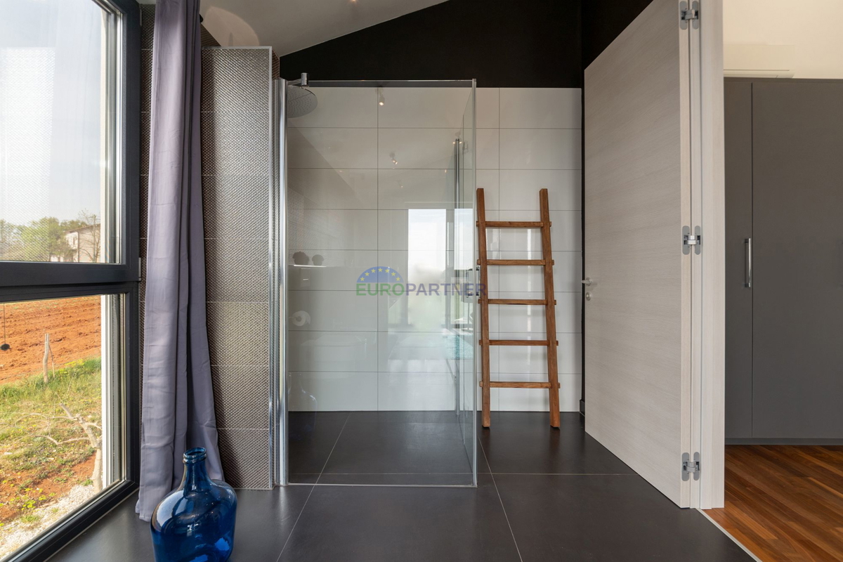 Lussuosa villa con 6000m2 di giardino, nei dintorni di Poreč.