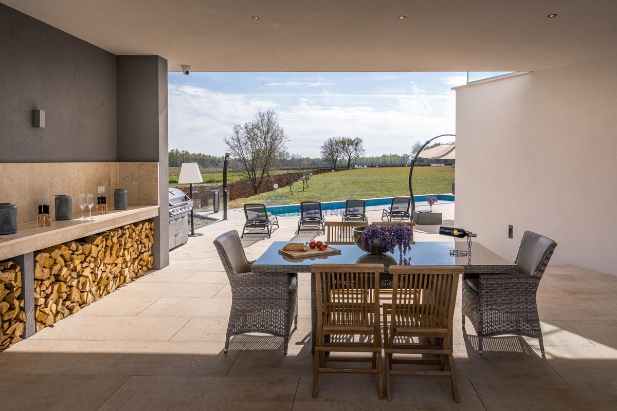 Lussuosa villa con 6000m2 di giardino, nei dintorni di Poreč.