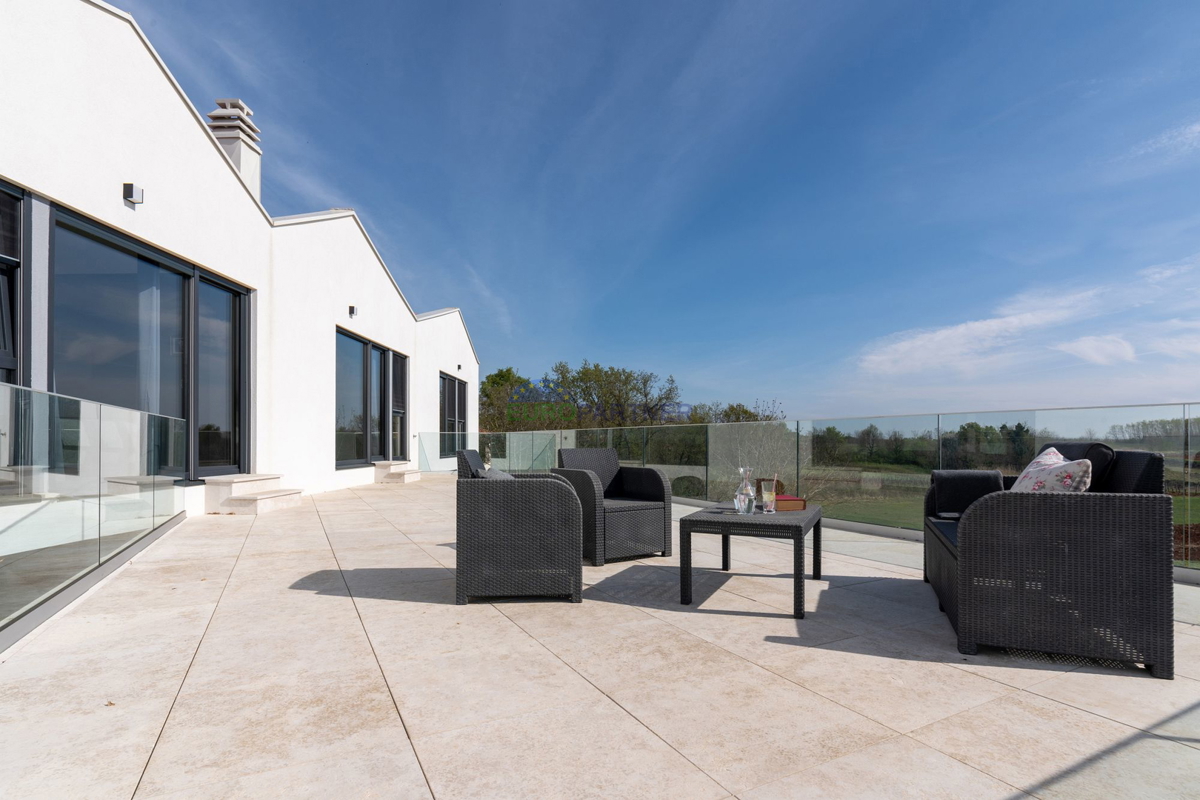 Lussuosa villa con 6000m2 di giardino, nei dintorni di Poreč.