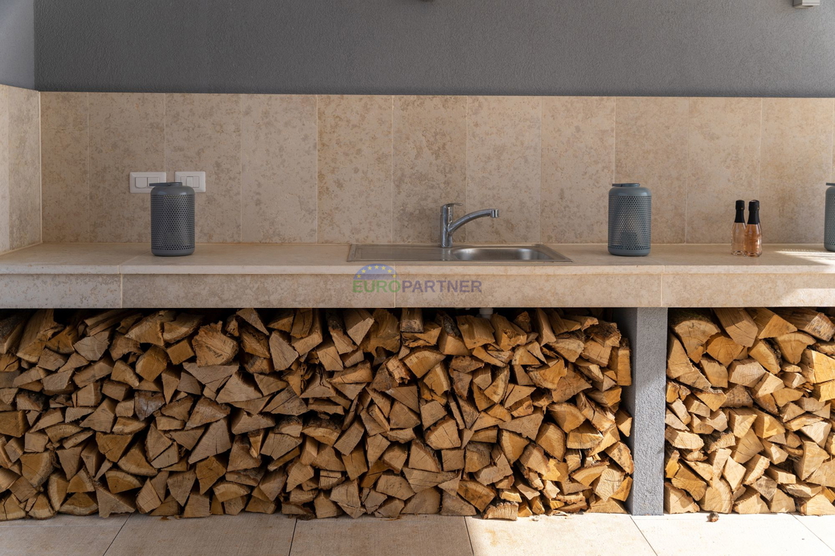 Lussuosa villa con 6000m2 di giardino, nei dintorni di Poreč.