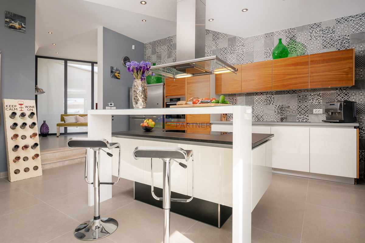 Lussuosa villa con 6000m2 di giardino, nei dintorni di Poreč.