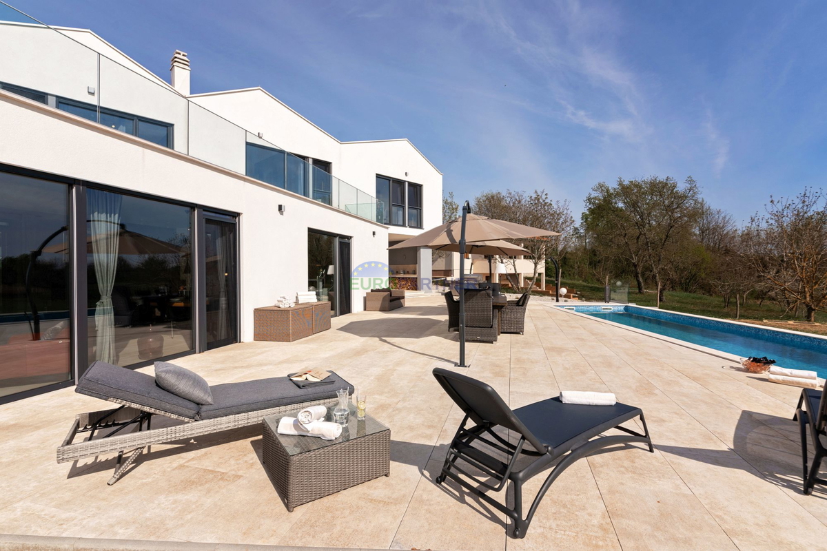 Lussuosa villa con 6000m2 di giardino, nei dintorni di Poreč.