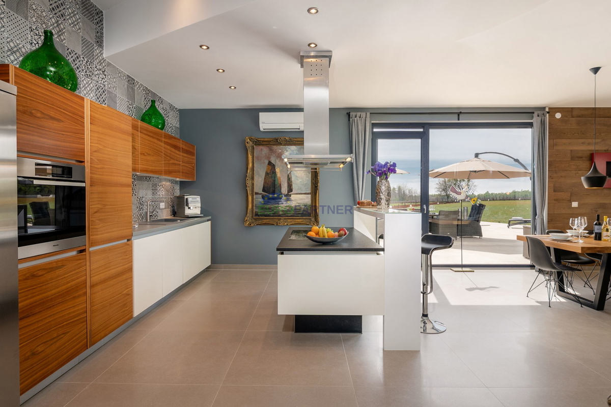 Lussuosa villa con 6000m2 di giardino, nei dintorni di Poreč.