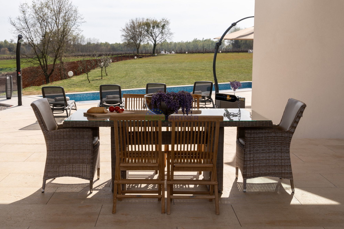 Lussuosa villa con 6000m2 di giardino, nei dintorni di Poreč.