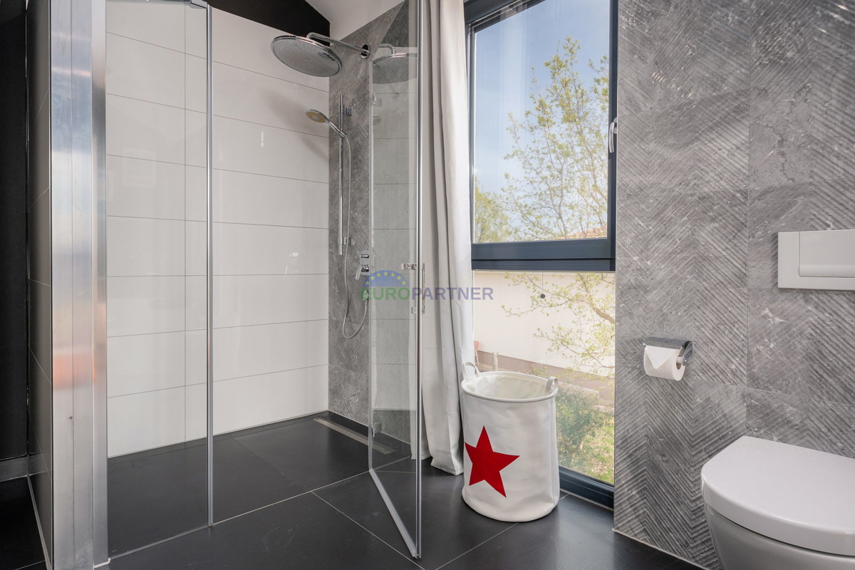 Lussuosa villa con 6000m2 di giardino, nei dintorni di Poreč.