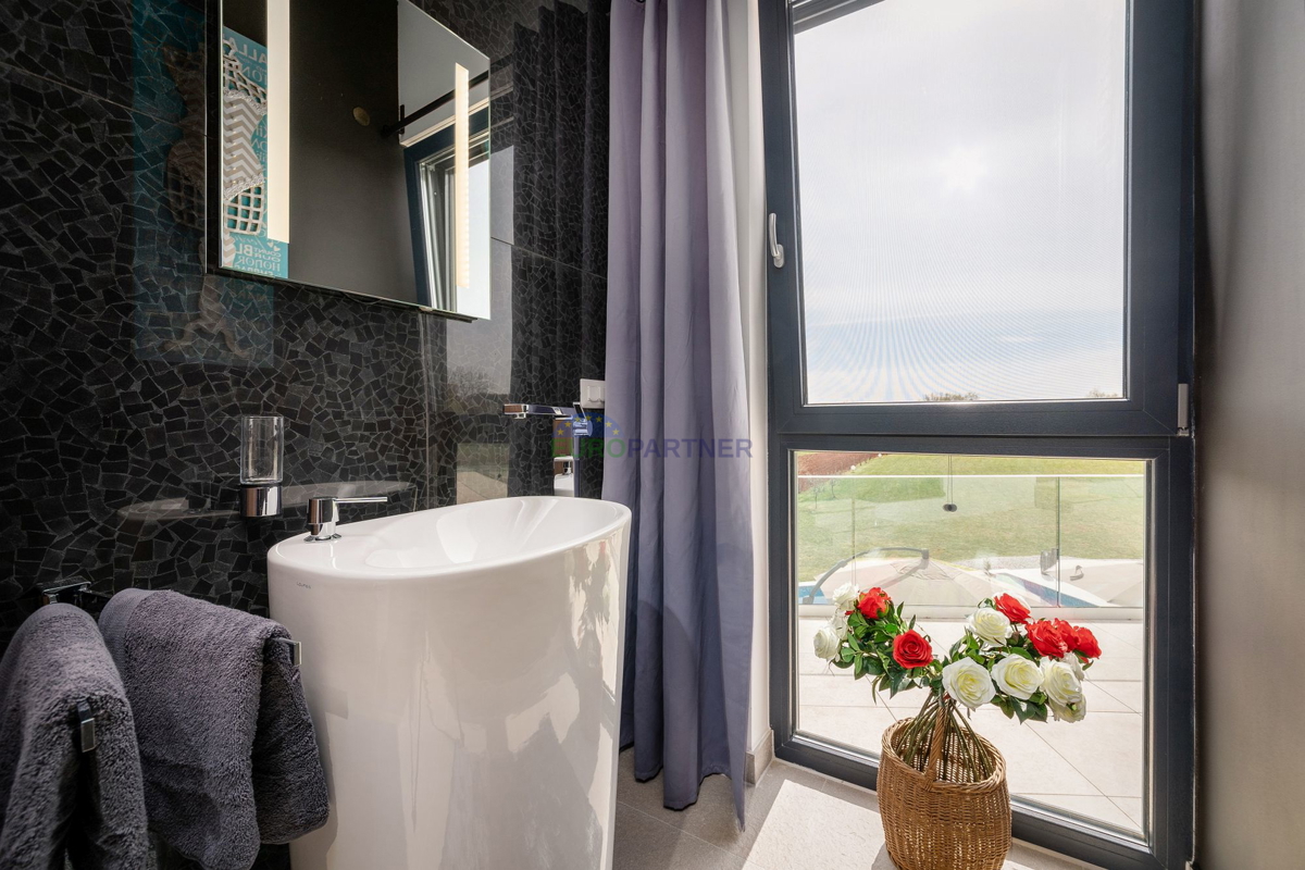 Lussuosa villa con 6000m2 di giardino, nei dintorni di Poreč.