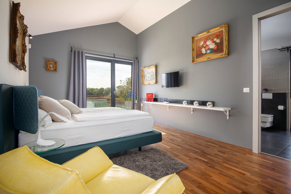 Lussuosa villa con 6000m2 di giardino, nei dintorni di Poreč.