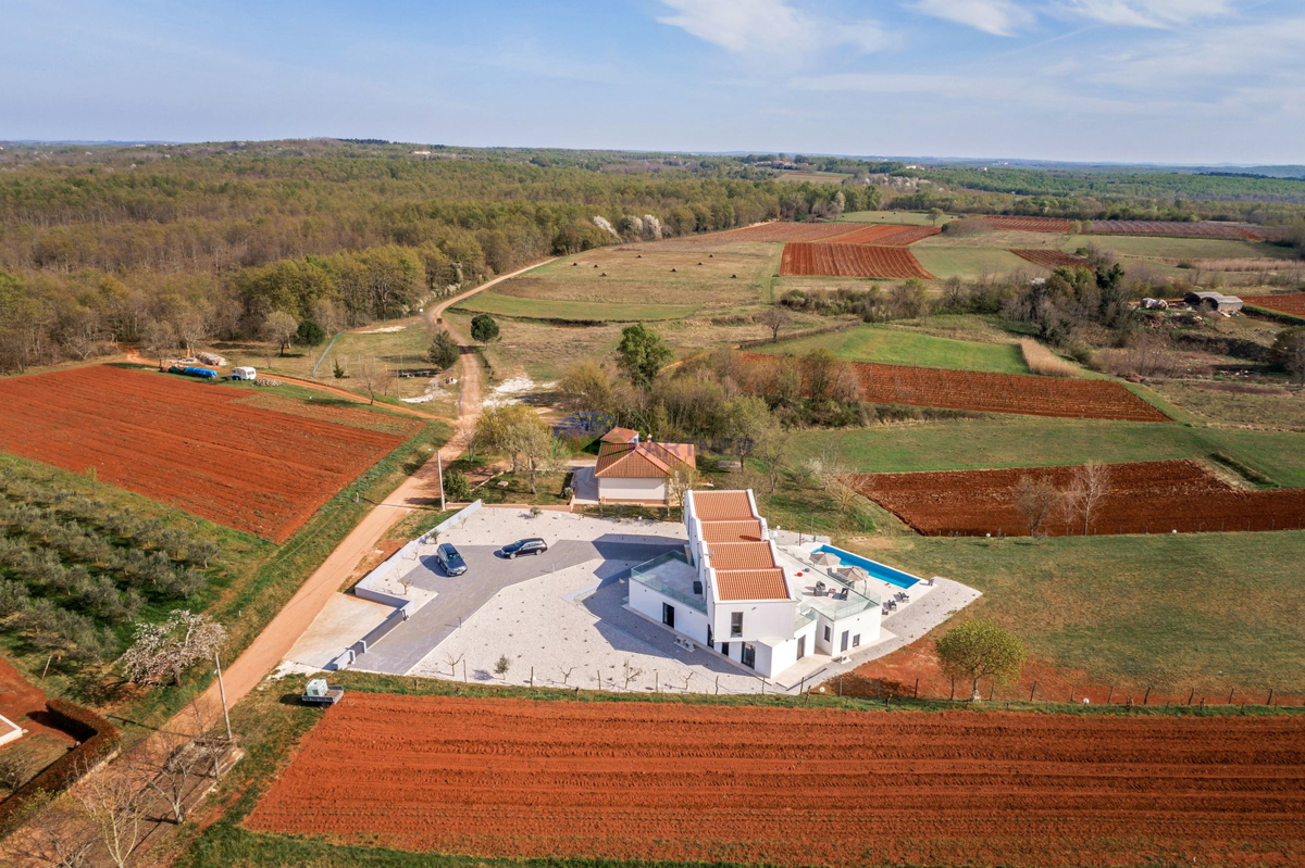 Lussuosa villa con 6000m2 di giardino, nei dintorni di Poreč.