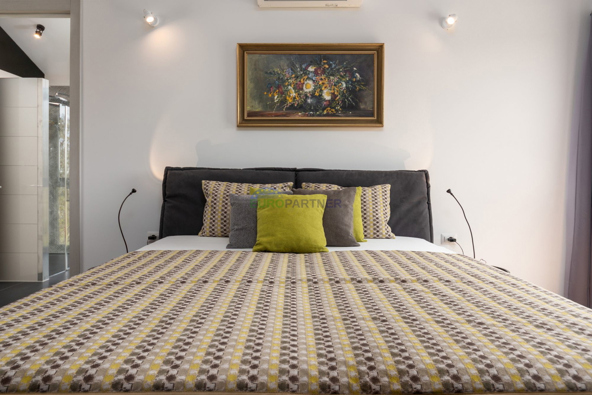 Lussuosa villa con 6000m2 di giardino, nei dintorni di Poreč.