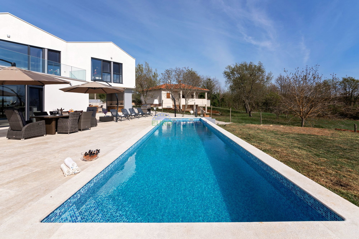 Lussuosa villa con 6000m2 di giardino, nei dintorni di Poreč.