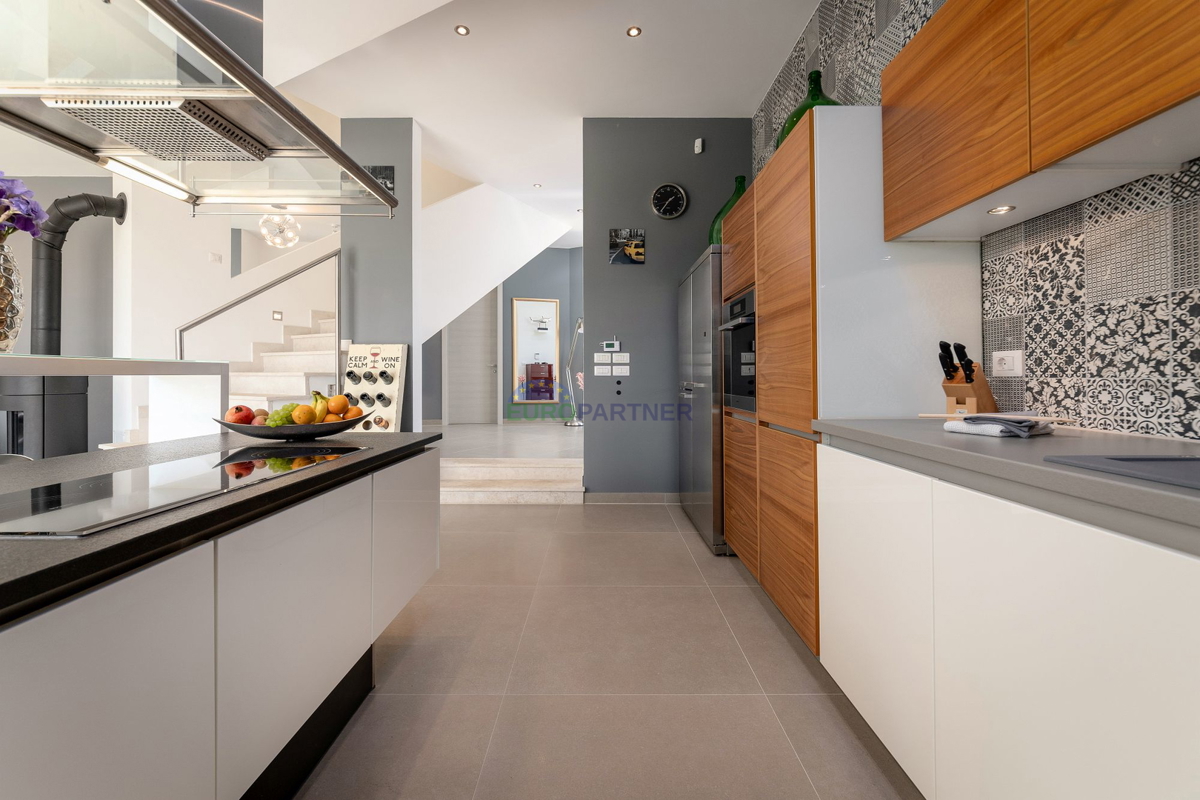 Lussuosa villa con 6000m2 di giardino, nei dintorni di Poreč.