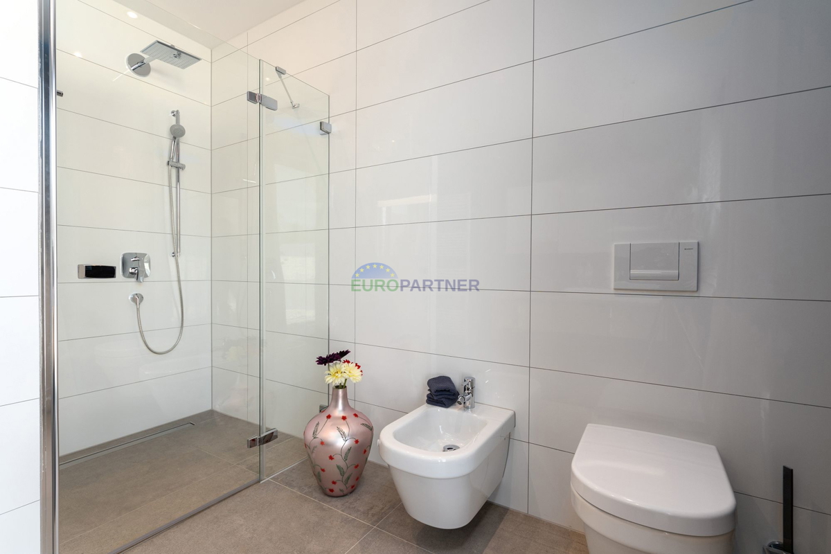 Lussuosa villa con 6000m2 di giardino, nei dintorni di Poreč.