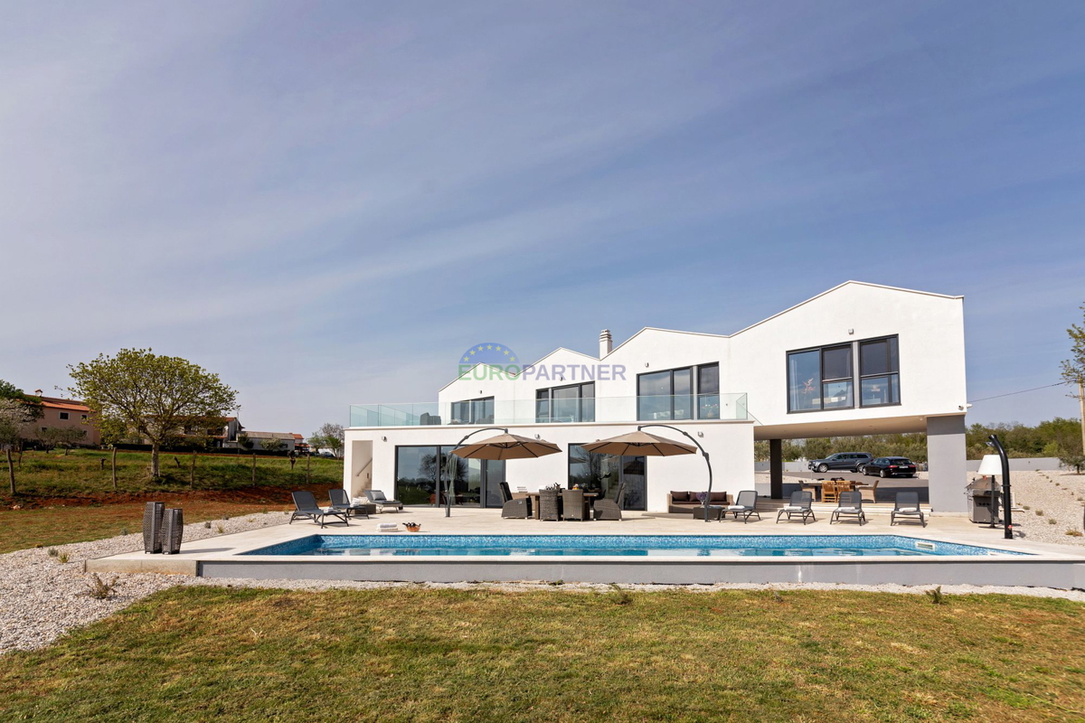 Lussuosa villa con 6000m2 di giardino, nei dintorni di Poreč.