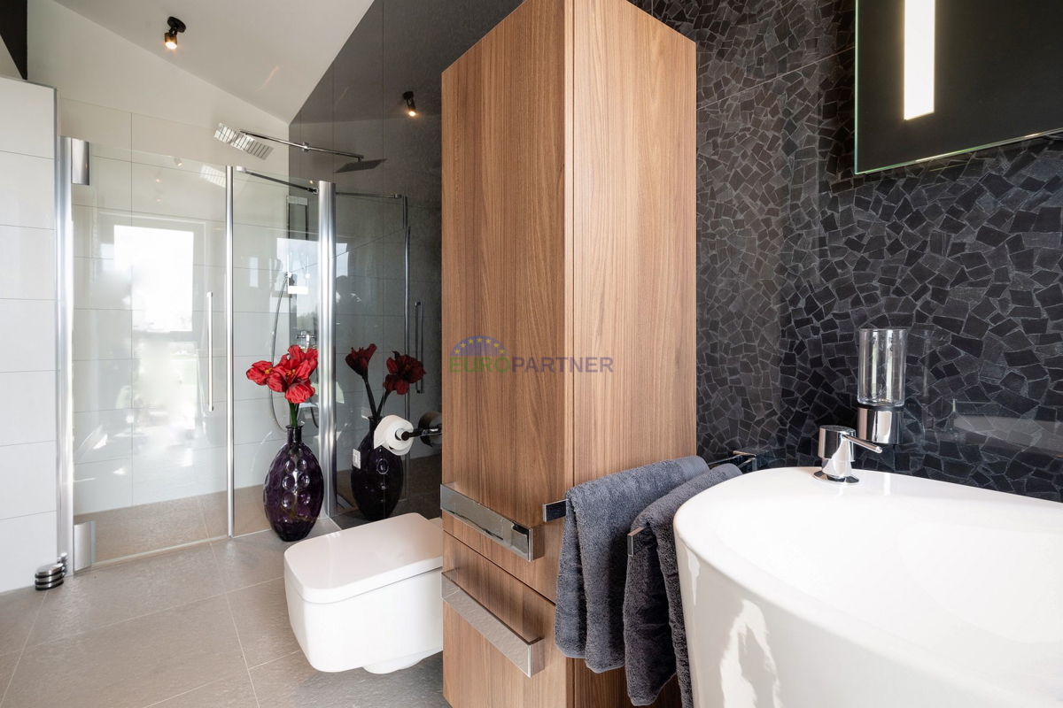 Lussuosa villa con 6000m2 di giardino, nei dintorni di Poreč.