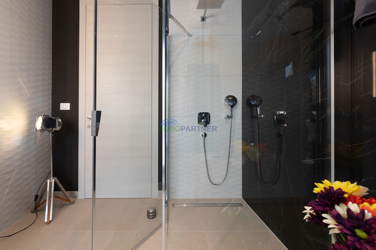 Lussuosa villa con 6000m2 di giardino, nei dintorni di Poreč.