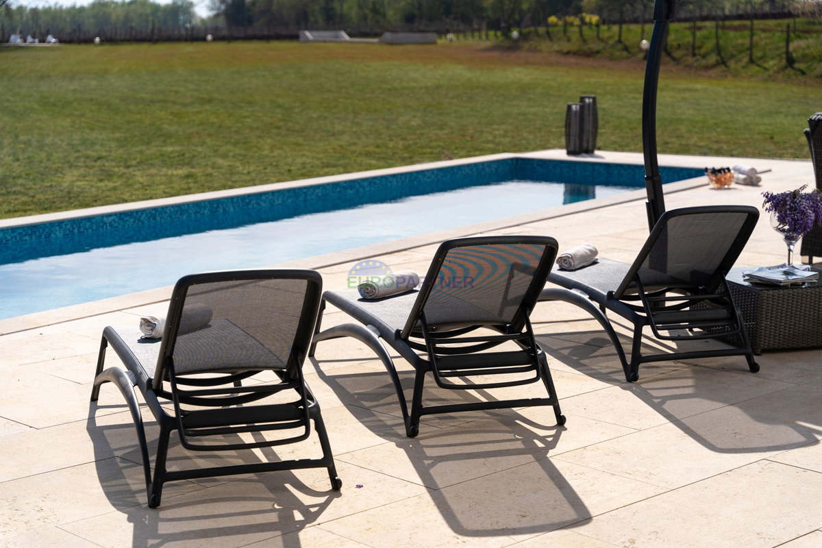 Lussuosa villa con 6000m2 di giardino, nei dintorni di Poreč.