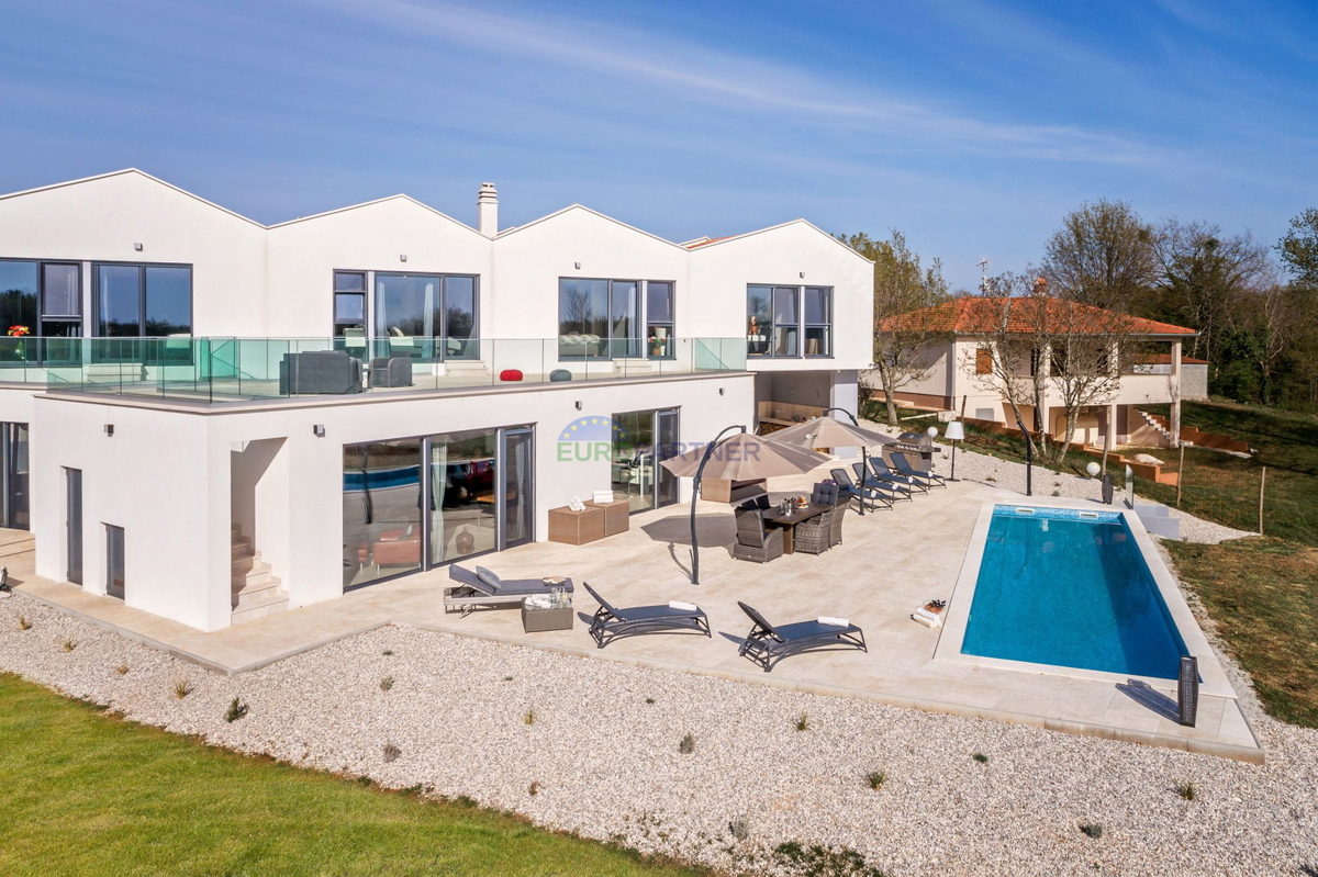 Lussuosa villa con 6000m2 di giardino, nei dintorni di Poreč.