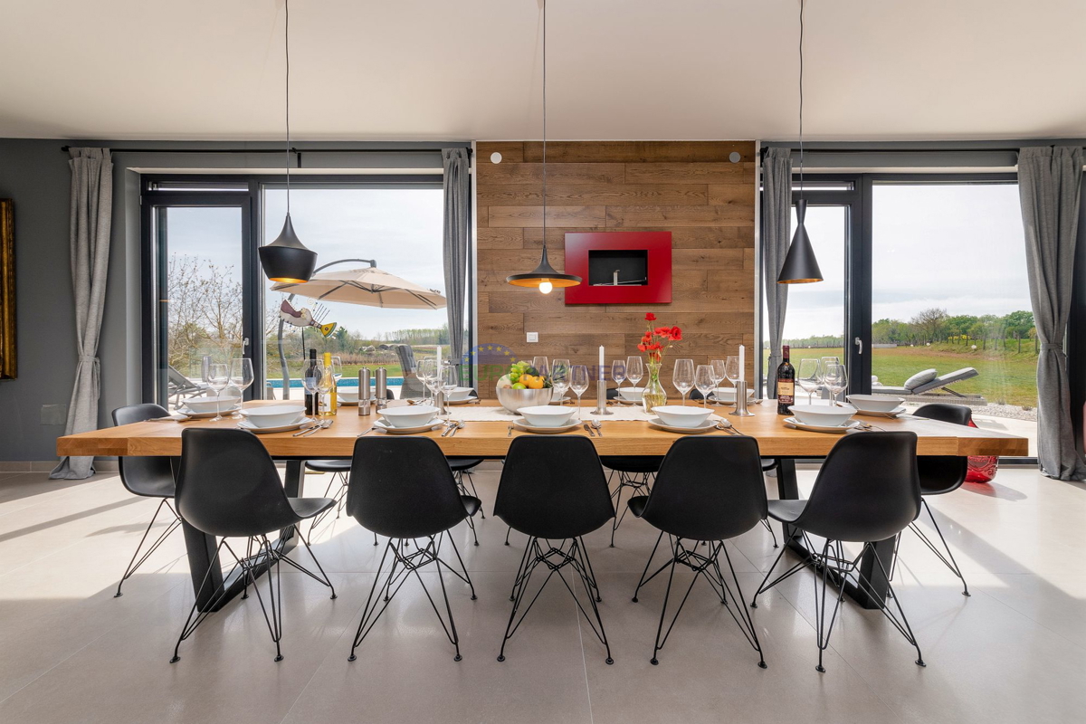 Lussuosa villa con 6000m2 di giardino, nei dintorni di Poreč.