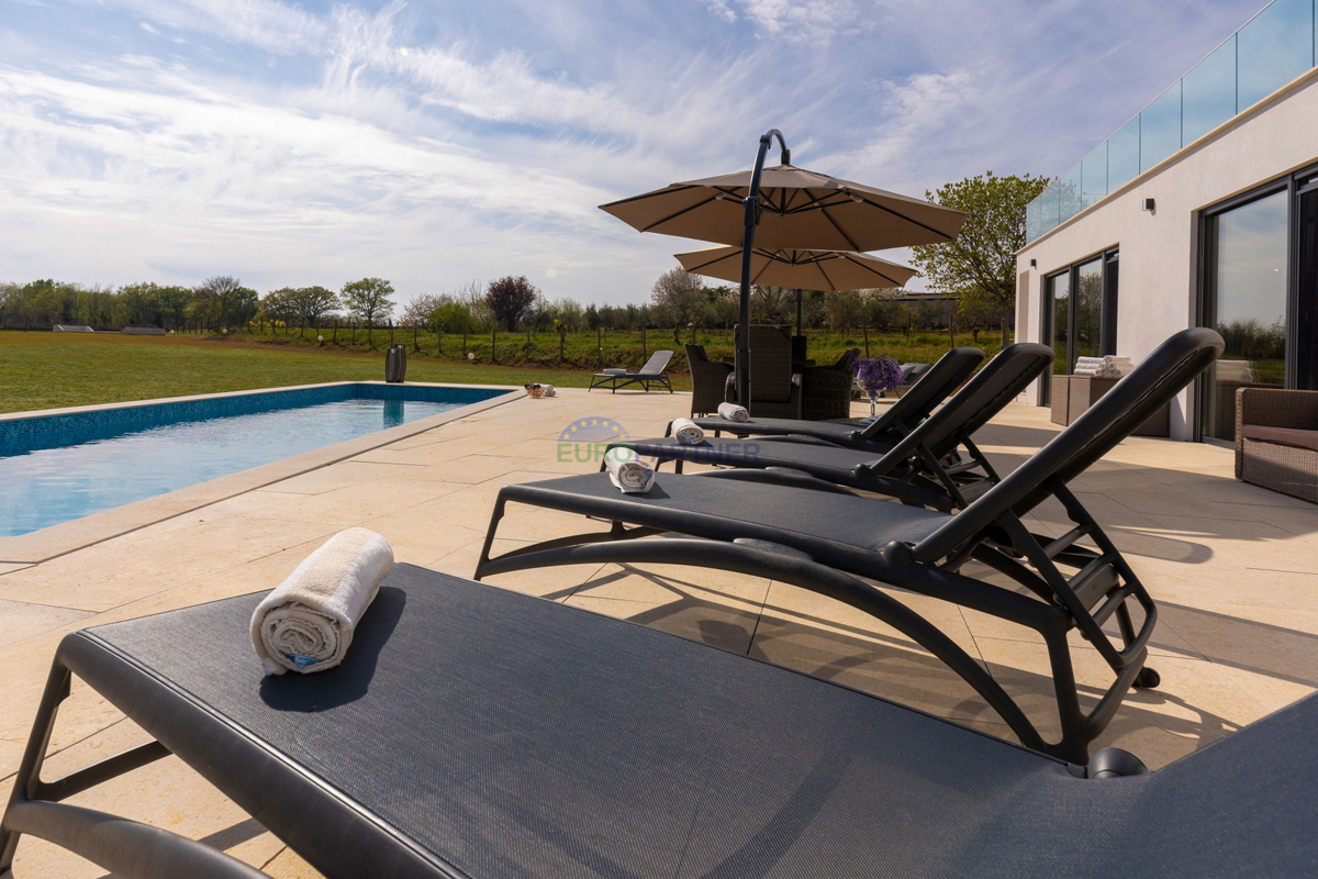 Lussuosa villa con 6000m2 di giardino, nei dintorni di Poreč.