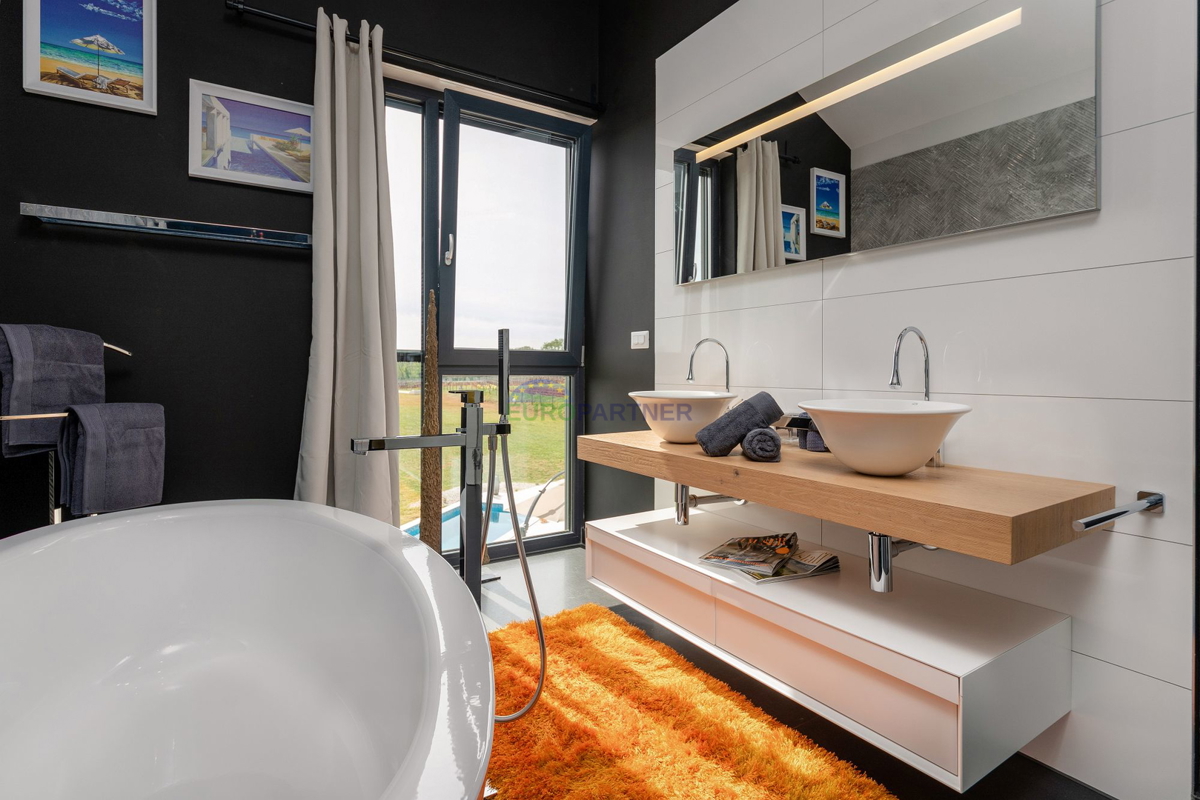 Lussuosa villa con 6000m2 di giardino, nei dintorni di Poreč.